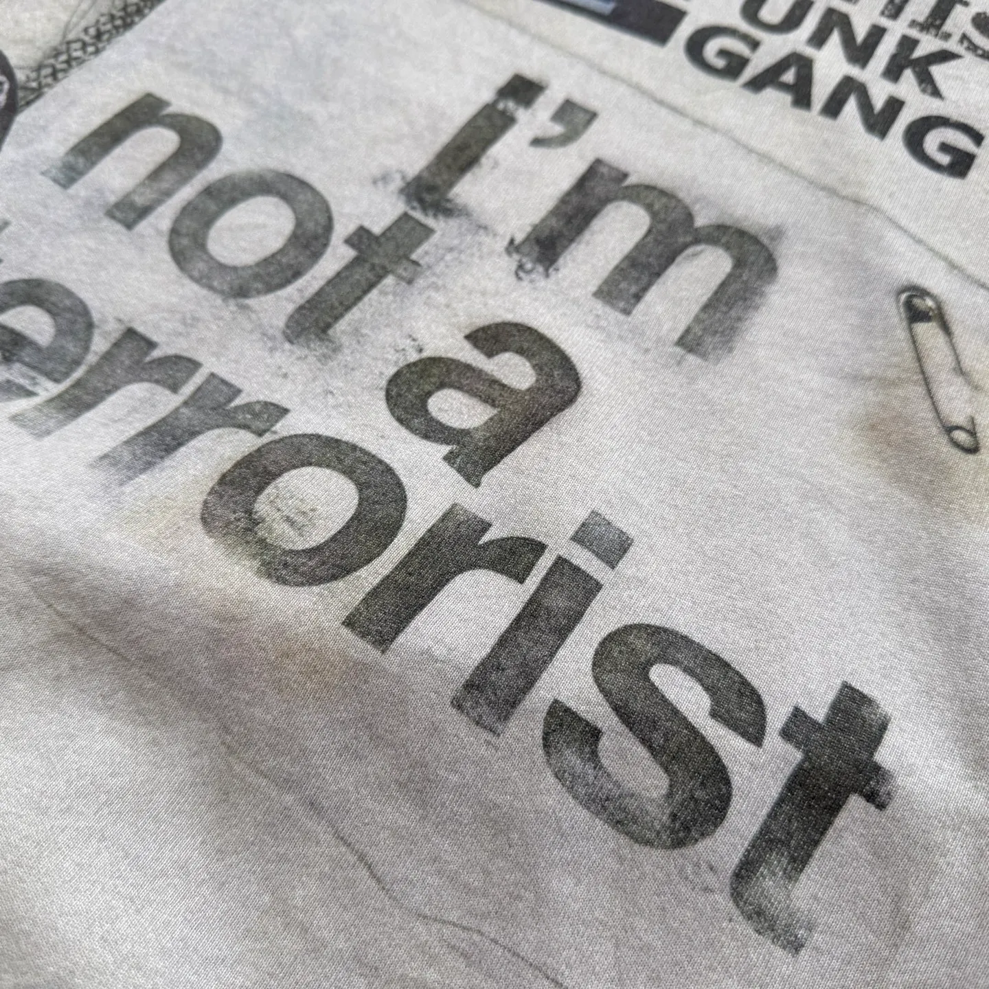 P138 # CTS-119 Saint x Sex Pistols "Pin Punk" limited edition, knife-cut neckline, heavy-duty washed short sleeves, single-stitched seam stitch + special fermentation and stir-fried color washing process for ready-to-wear + white ink direct printing. Size: S M L Among them, the famous Sex Pistols have won the following of countless young people with their fearless gangster temperament. Although decades have passed, each member has become a symbol of the times. “I’ll die before I’m 25, and when i do i’ll have lived the way I wanted to.” is a famous saying left by the band’s bassist Sid, which is just like a prophecy that fixed his life at the age of 21. The punk bassist of the collapse era also left a love that will be remembered by later generations in his tragic youth. This is also the story of "Sid & Nancy" that was later remade into a movie. Sid's Nanjing lock and Nancy's pistol necklace are also sought after by countless rock couples to this day. The Japanese manga master Ai Yazawa also drew the "Nanjing Lock" into the manga "NANA". The prototype of Ren Honjo came from Sid.    The entire garment is made using the single-needle sewing process (commonly known as the single-thread heaven-and-earth needle) that is the most common and complex among retro vintage brands such as Saint Michael.